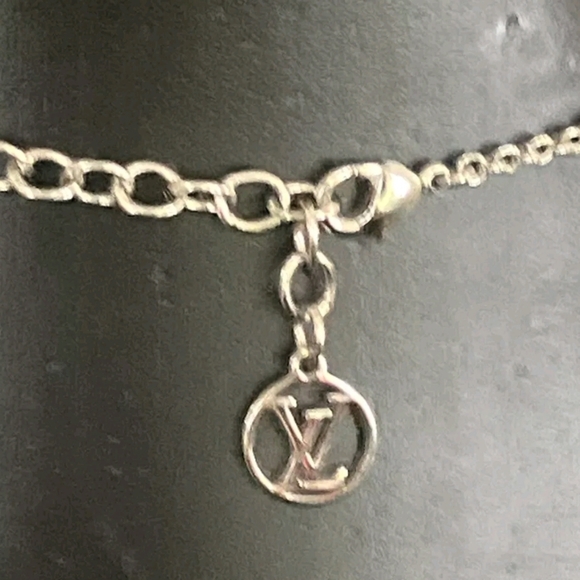 Auth Louis Vuitton "V" Necklace - Picture 4 of 6